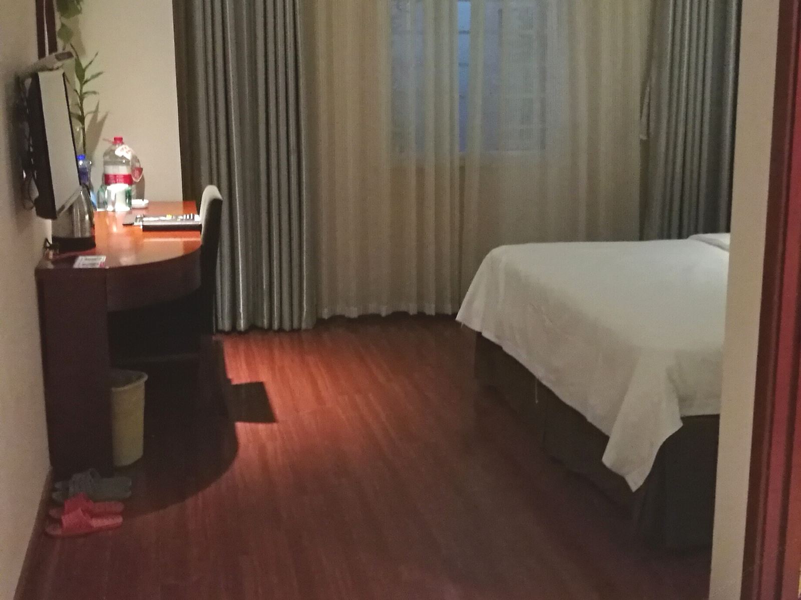 1.8米过道窗大床房
