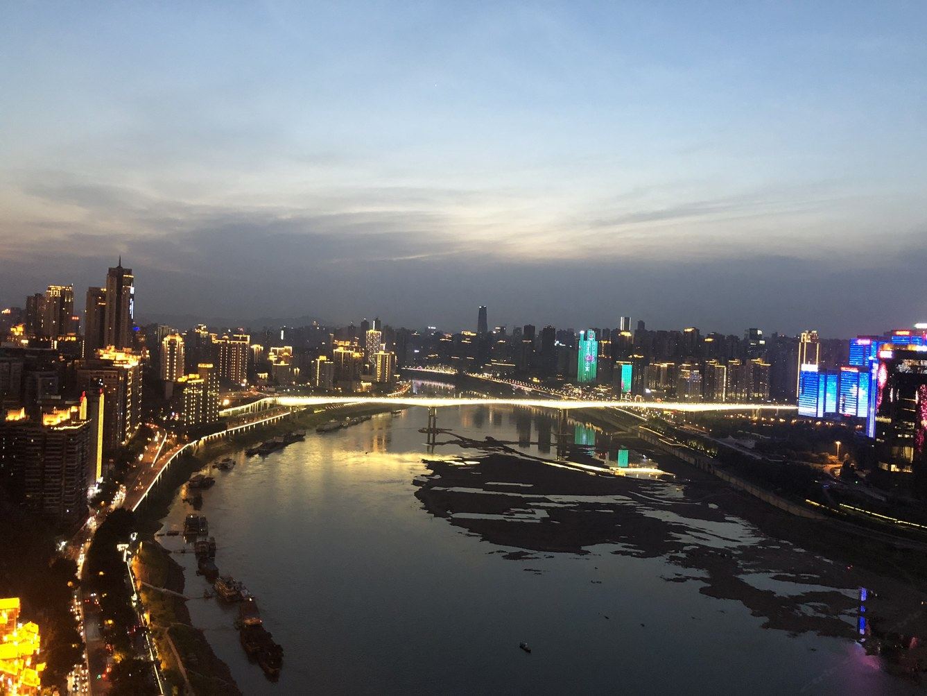 泊烟渚解放碑江景公寓NO.2