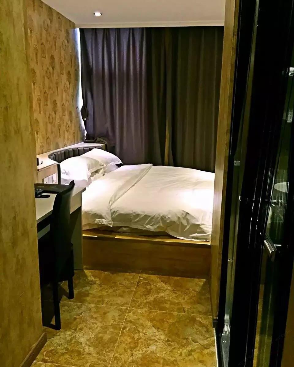 雅致圆床房