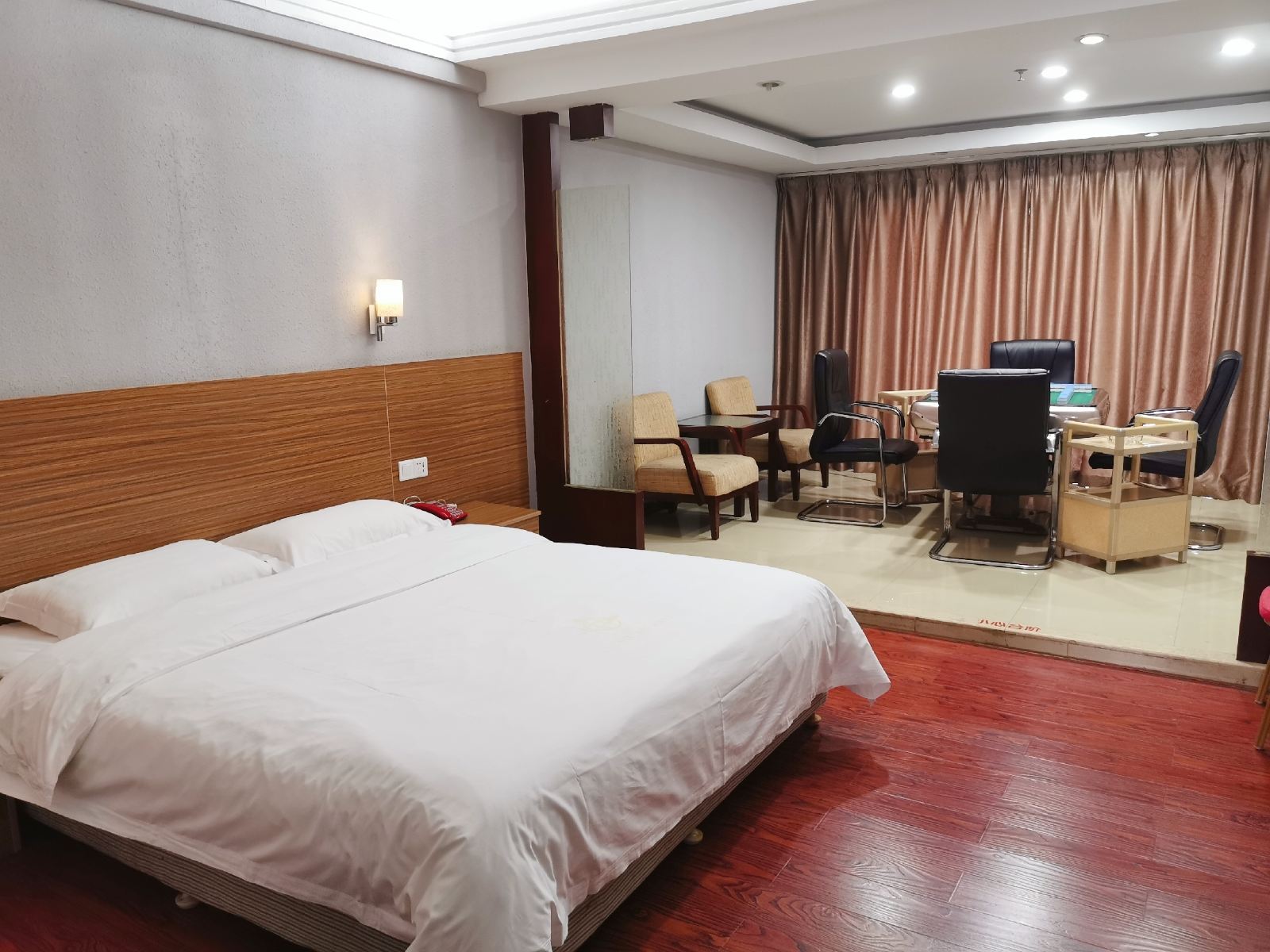 悠闲棋牌大床房