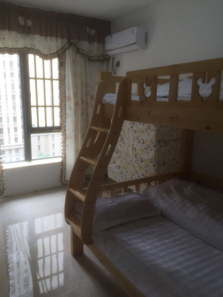 温馨三室一厅套房