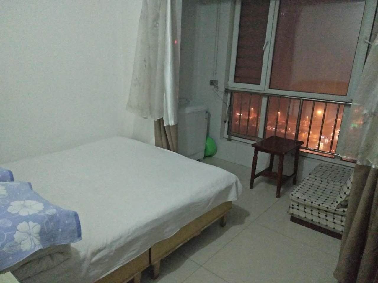 经济大床房(公共卫浴)