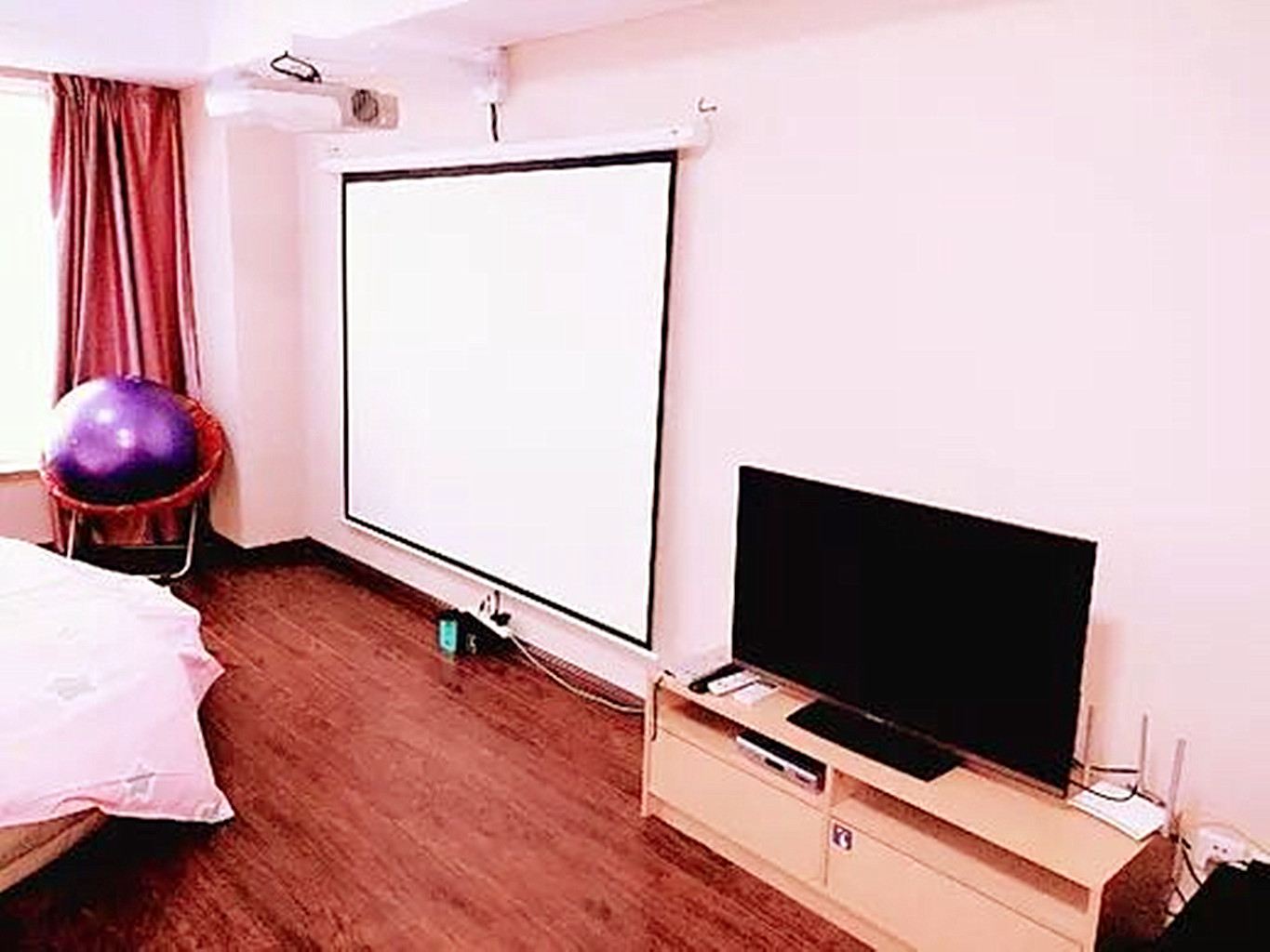 情侣影院圆床房