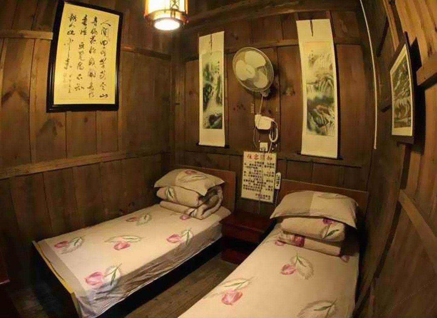 古宅里二人间