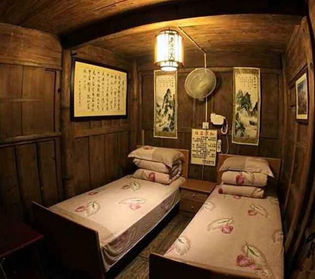 古宅里二人间