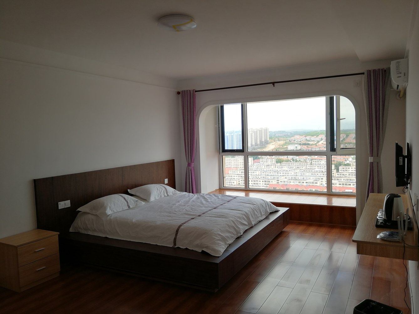 榻榻米一室大床房