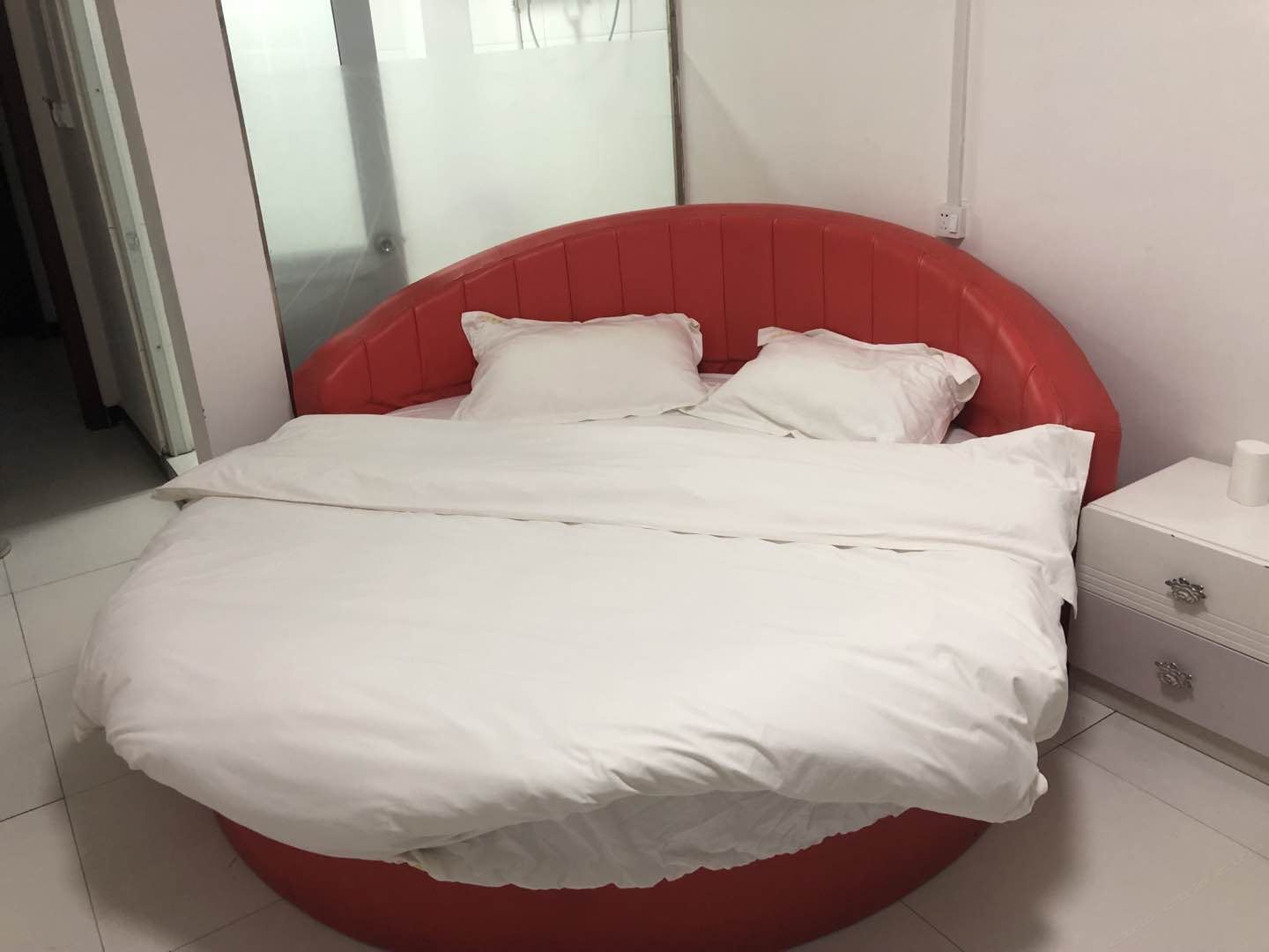 情侣圆床房