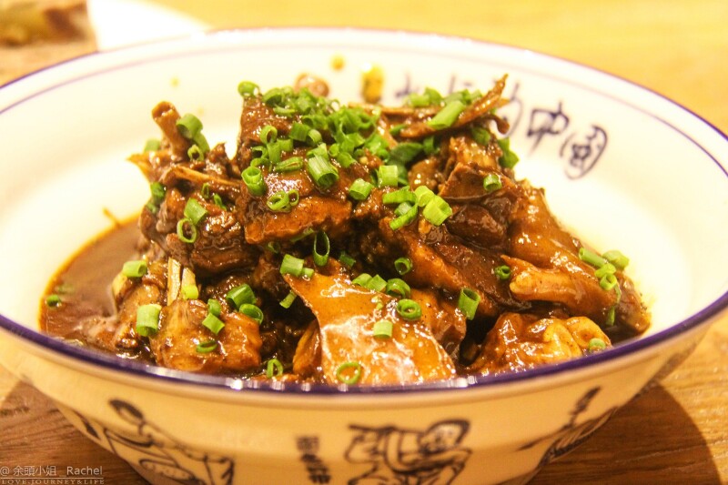 老鸭红烧得非常入味,口感烂而不柴,色香味俱全