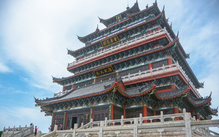 亭名取自唐代温州刺史张又新写望海楼诗:"灵海泓澄匝翠峰"句.