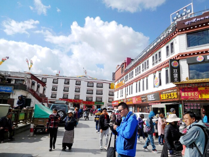 围绕大昭寺的街道就是八廓街.拉萨市最繁华热闹的地方.
