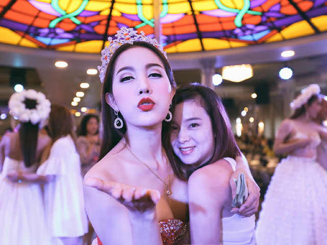 同时还可以与泰国美丽的人妖皇后共舞,游船上的人妖表演互动性非常强