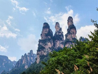 報(bào)團(tuán)去湖南張家界多少錢_湖南張家界跟團(tuán)還是自由行_以往國慶湖南張家界游價(jià)格