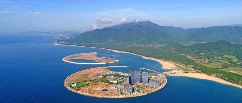 日月湾是中国著名的冲浪胜地,距离海口市