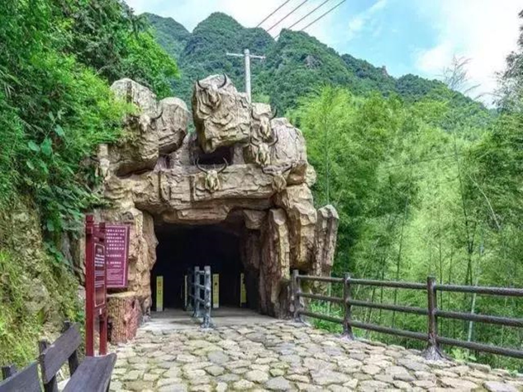产品特色详情 紫鹊界梯田 位于中国湖南省娄底市新化县水车镇,是世界