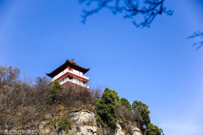 站在玻璃栈道上看重阳阁,重阳阁高耸在凤凰岭峭壁之上,只有四层高