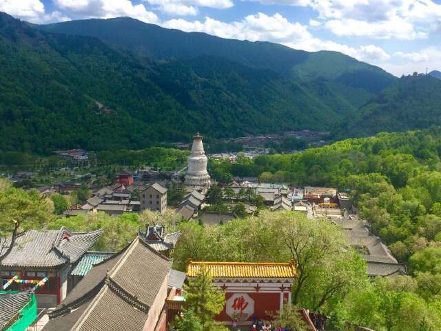 首页 国内旅游 华北 山西 太原  顶在五台山灵鹫峰上,相传是