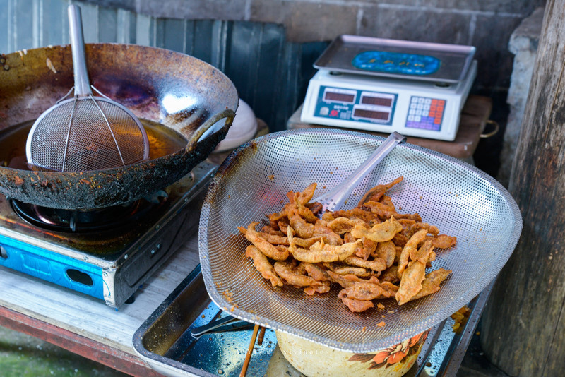 古镇里的炸小鱼干,来自于恩阳的河里,酥酥脆脆的.