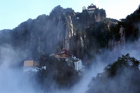 <安徽九华山2日游>天然氧吧、祈福礼佛，巴士往返，1人起订，另含景区巴士50元/人，行程自定轻松畅玩