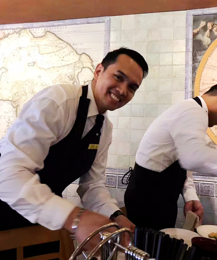 帅气快乐的自助餐厅服务员小哥们总是笑脸迎人.