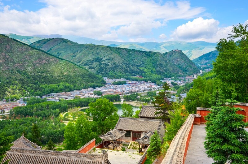 站在佑国寺最高层还可以远眺五台中的四台,景致相当不错.