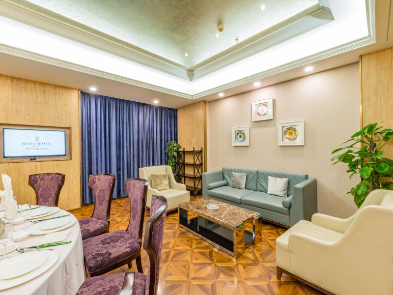 hotelPic