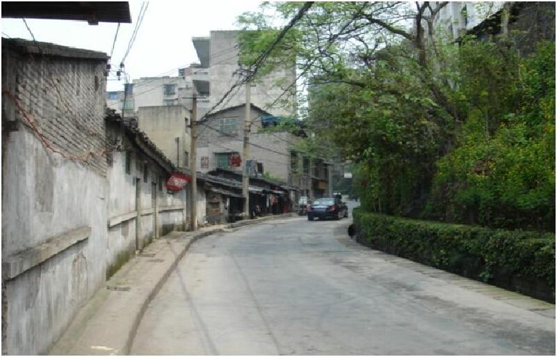 嘉陵新路,充满着老重庆的特色,没有高楼大厦,只有年代感.