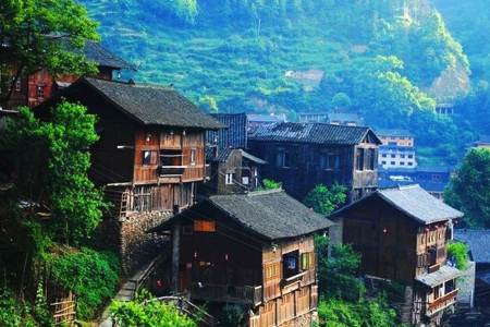 <贵州黄果树-荔波-西江-青岩古镇6日游>35人团/0购真纯玩，含景区交通/住苗寨/看夜景/吃苗家长桌宴，当地游
