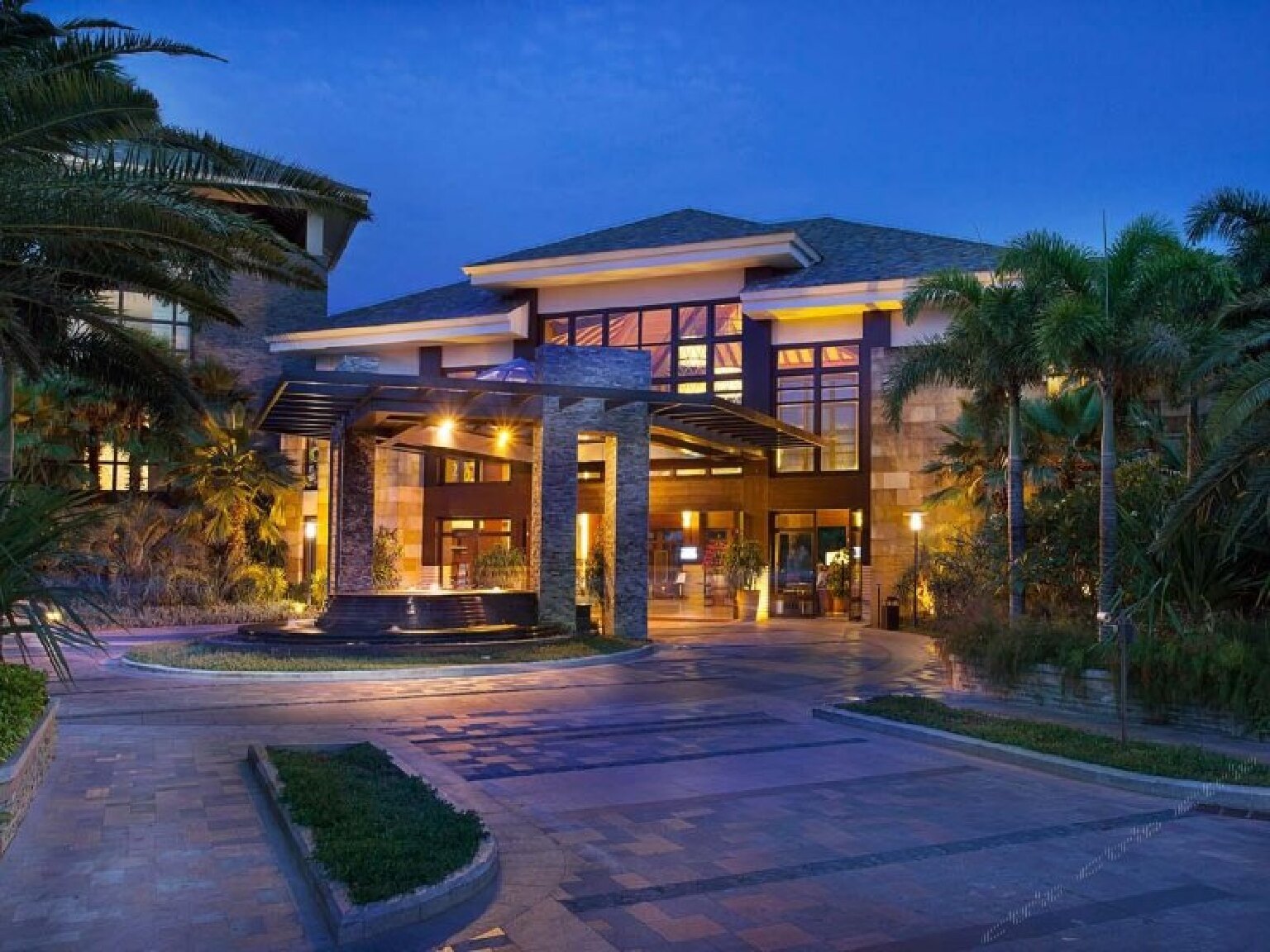 坐落于亚龙湾国家旅游度假区，被高尔夫球场所环绕，共享亚龙湾蔚蓝清澈的海滨和洁白沙滩，尽享浪漫与惬意