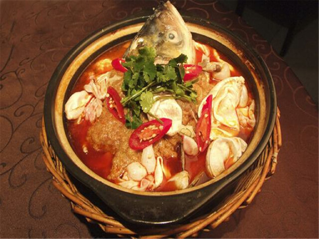 大理特色美食砂锅鱼