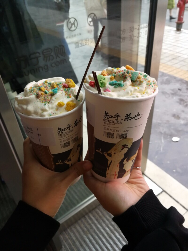排了半小时队才到手的奶茶,实属不易,口感很不错!