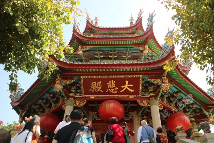 我们从南普陀最深处往外走,依次是藏经阁,大悲殿,大雄宝殿,天王殿.