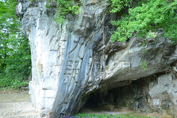 玉琯岩自秦汉到元都是舜庙所在地,古代文人骚客