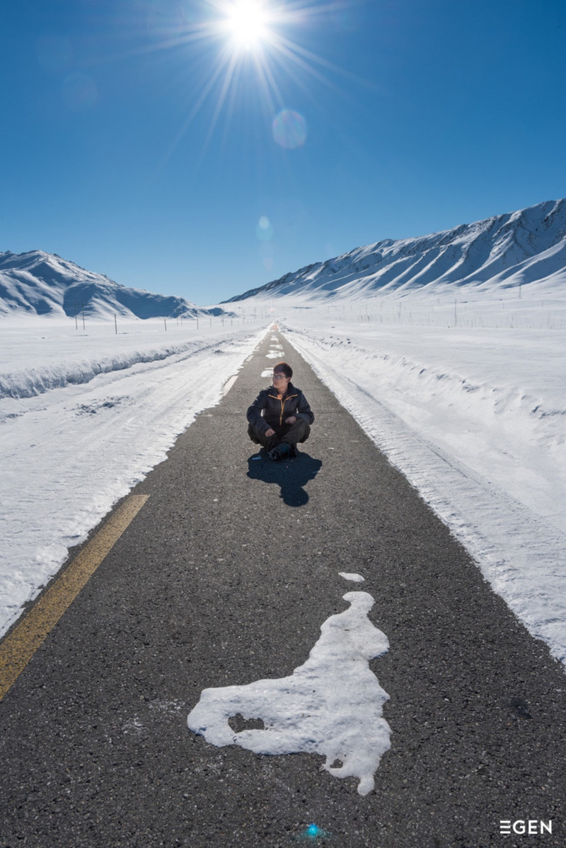 行驶在路上,烈日下的雪地公路.