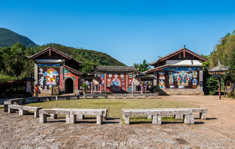 丽江东巴秘境旁还有一个景区,里面住的都是