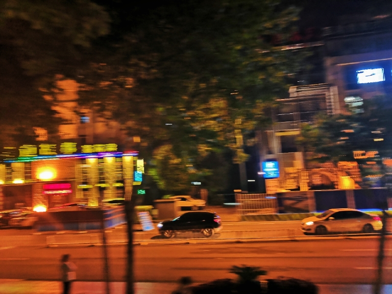 武汉江滩边,随手拍的夜景竟出奇的好看