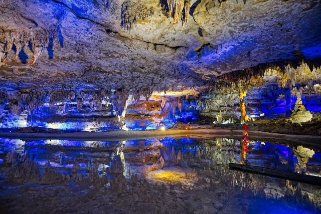 都在贵州遵义绥阳县境内,共有三个大的旅游区域板块,一是双河洞国家