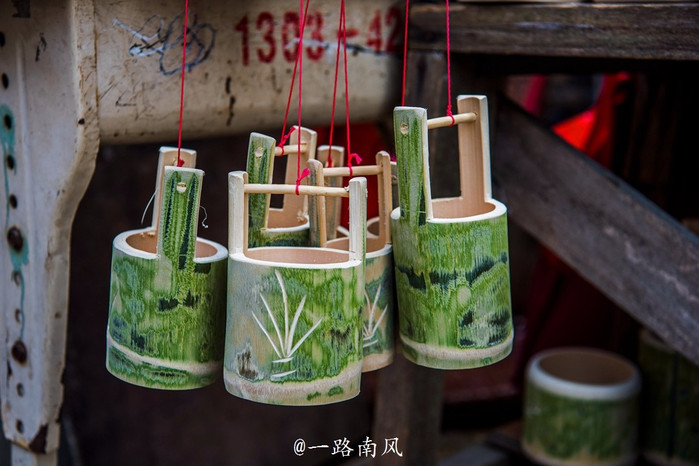 细心的手工艺师傅把竹子制作成各种实用又美观的工艺品,引来围观.
