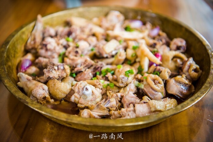红葱头蒸鸡,选料是新鲜的走地鸡,配上简单的调料,烹调至九成熟,保留了