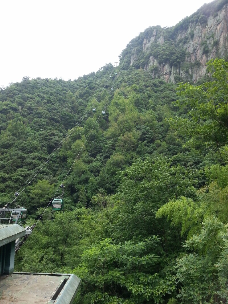 雪窦山空中缆车,由千丈岩瀑布前往妙高台.