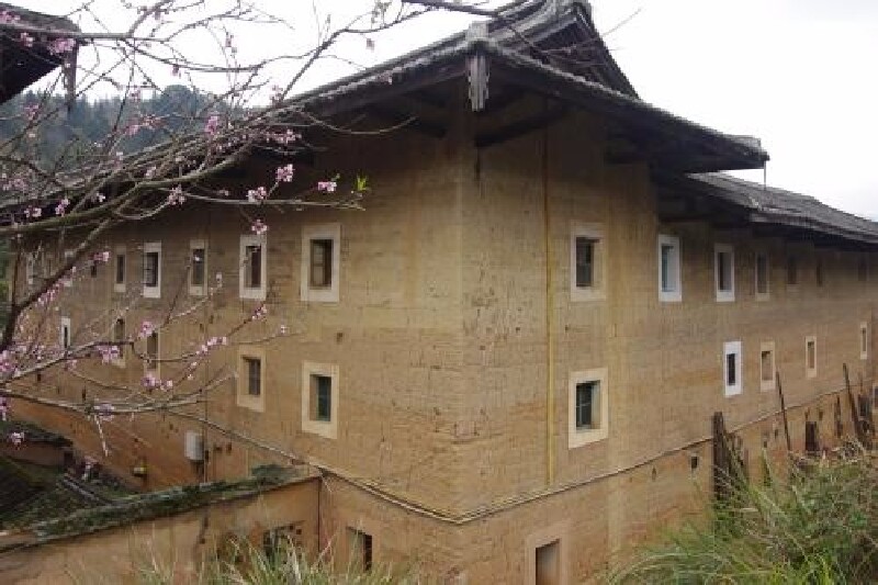 和黏质沙土拌合而成的泥土,以夹墙板夯筑而成墙体(少数以土坯砖砌墙)