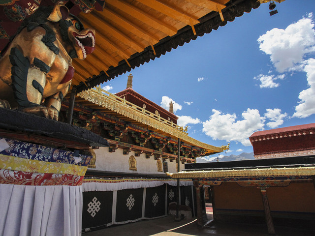 大昭寺,又名"祖拉康","觉康"(藏语意为佛殿),位于拉萨老城区中心,是