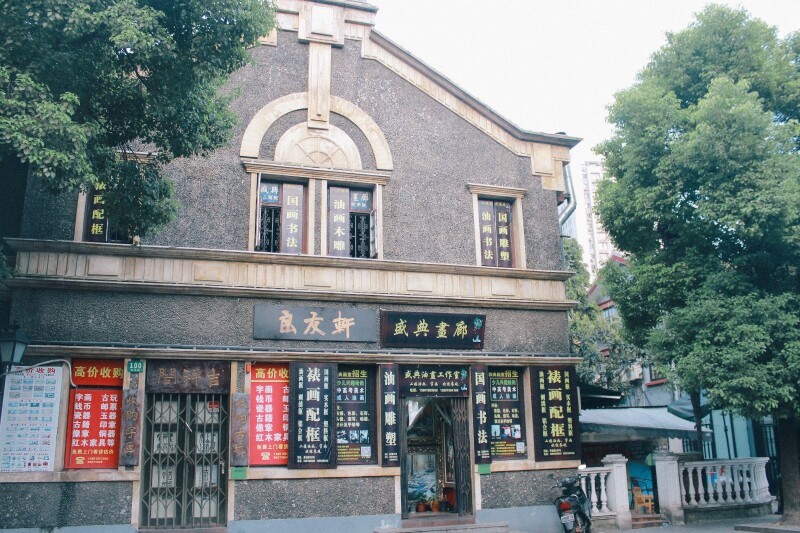 除了名人故居遗址外,这里还有许多小型