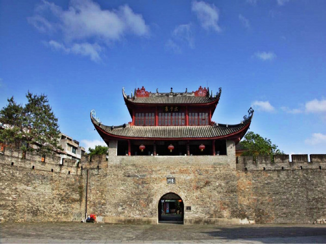 东门城楼 东门城楼位于城东,紧靠沱江,原名"升恒门",为凤凰