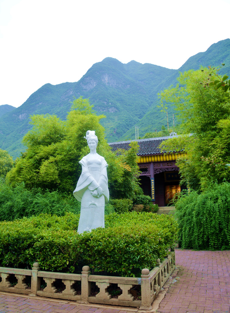 夏宁葆去宜昌的昭君村和三峡大瀑布旅游.