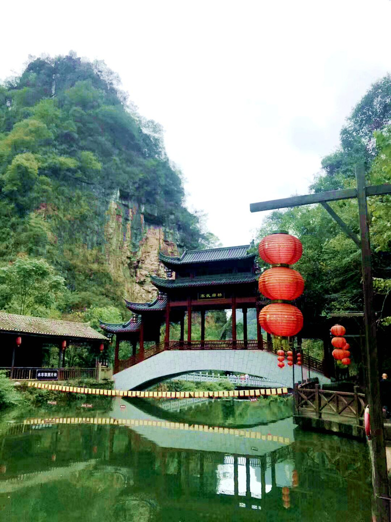 夏宁葆去宜昌的昭君村和三峡大瀑布旅游.