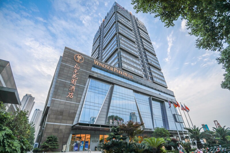 地处昆山市中心,cbd中央商务区,紧邻金鹰国际购物中心,距离火车站也