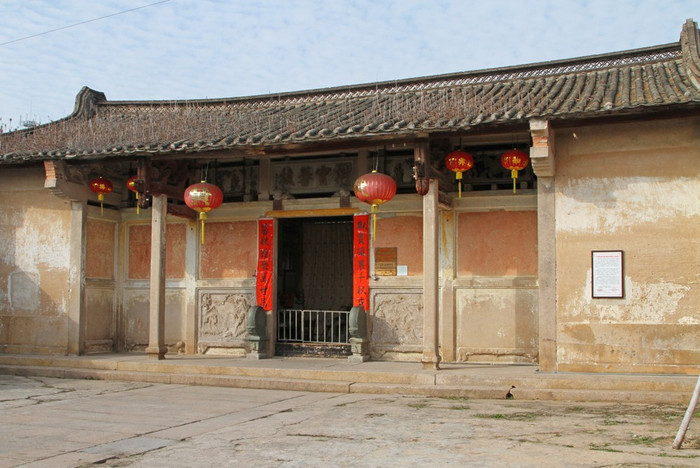 潮州唯一的女祠阿婆祠,是当时龙湖寨的富商黄作雨为其生母周氏所建的