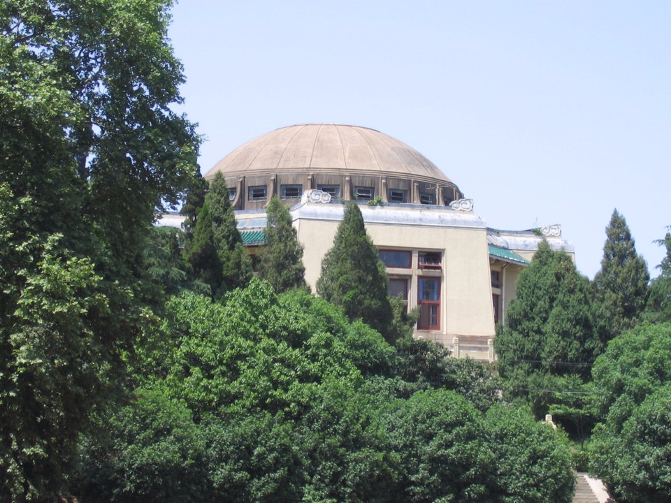 宋卿体育馆位于狮子山西部南坡底,坐东朝西,是武汉大学早期建筑群的