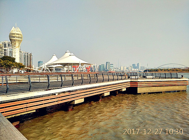 5,滨江雕塑;在滨江大道临江一侧,预留有轨电车道,休闲自行车