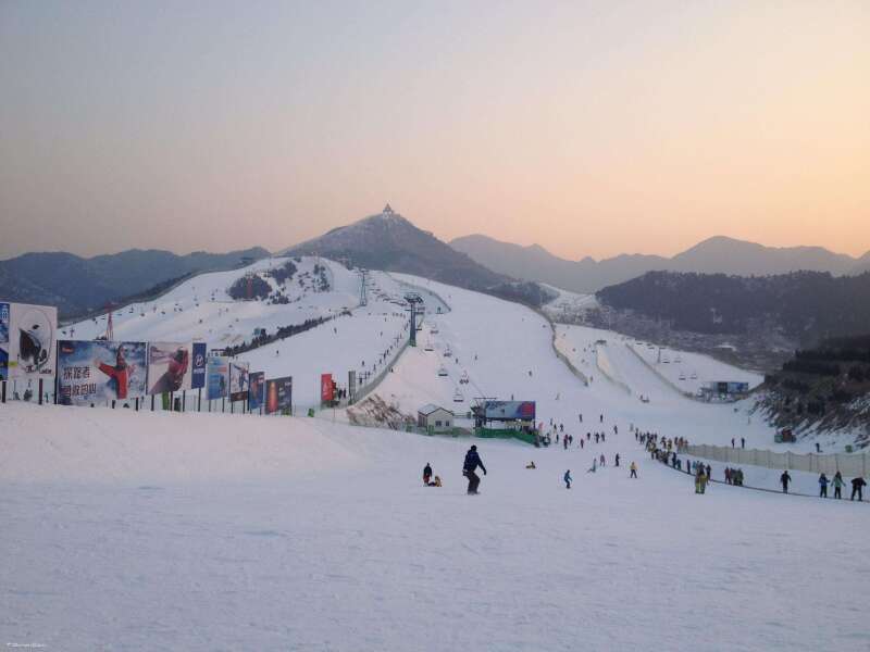 【南山滑雪场】 南山滑雪场是目前华北地区规模大,设施先进,雪道